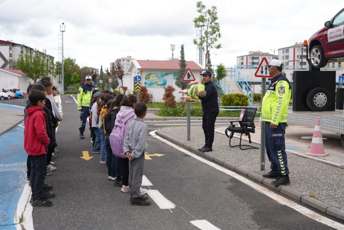 ocuklar-trafik-kurallarini-eglenerek-ogrendi-4.jpeg