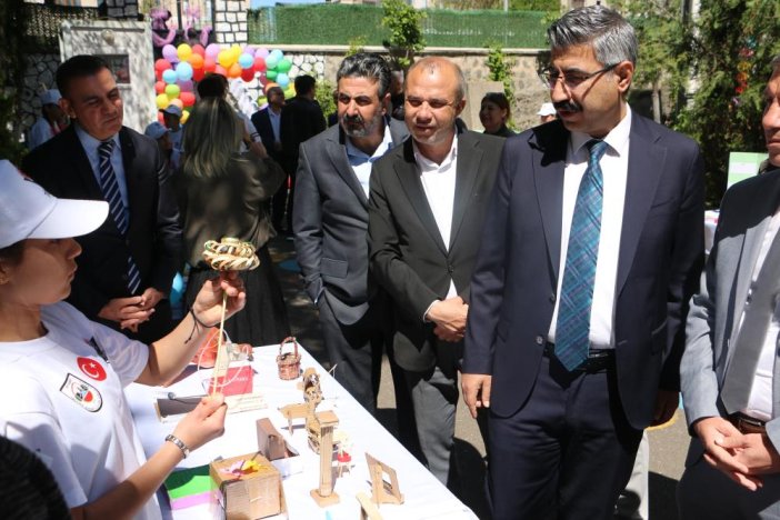 isitme-ve-gorme-engelli-ogrenciler-bilim-fuarinda-hunerlerini-sergiledi-2.jpg