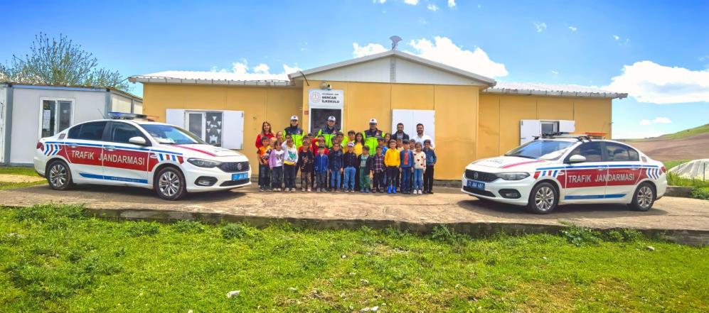 jandarmadan-cocuklara-trafik-bilinci-egitimi.jpg