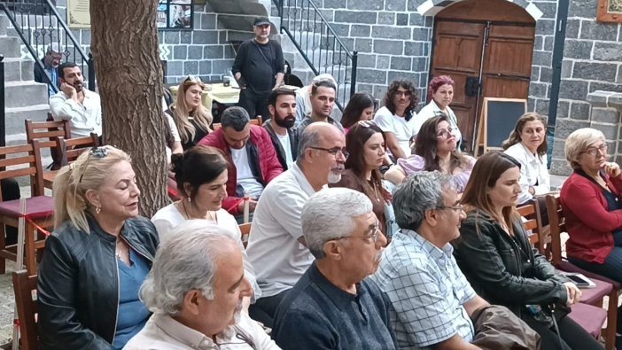her-sey-normalmis-gibi-4.jpeg