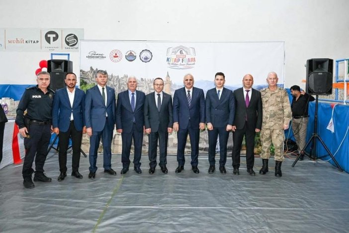 vali-zorluoglu-cermik-kitap-fuarini-ziyaret-etti-2.jpg