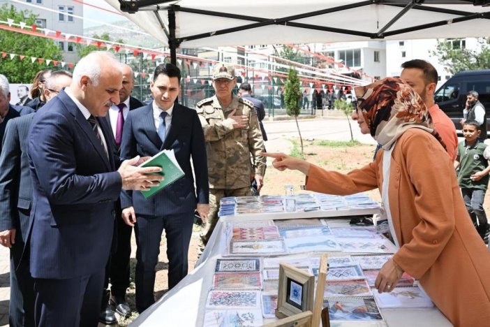 vali-zorluoglu-cermik-kitap-fuarini-ziyaret-etti-3.jpg