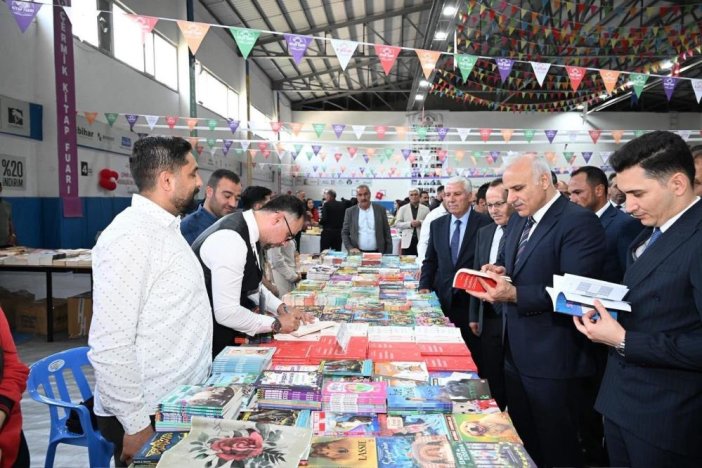 vali-zorluoglu-cermik-kitap-fuarini-ziyaret-etti.jpg