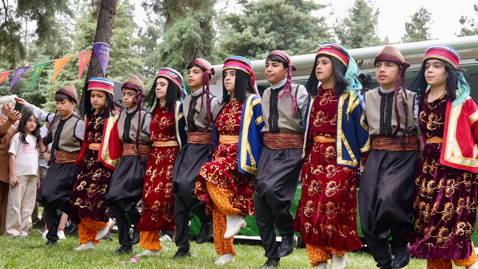 kurt-dil-bayrami-baglarda-coskuyla-kutlandi-2.jpeg