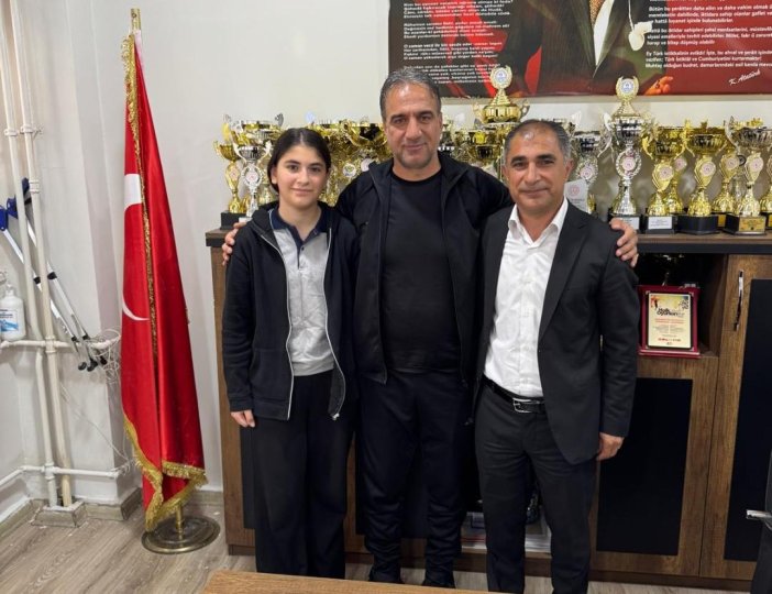 amedspor-teknik-direktoru-kucukbayrak-10-yil-sonra-okula-dondu-3.jpg