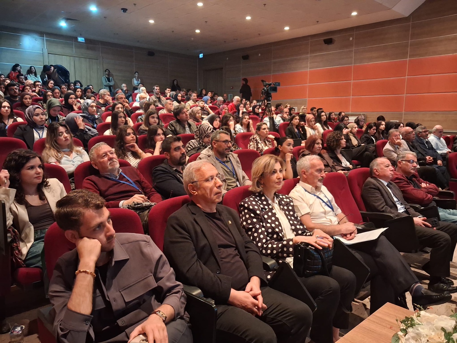 dicle-univeristesi-genclik-sempozyumu-2.jpg