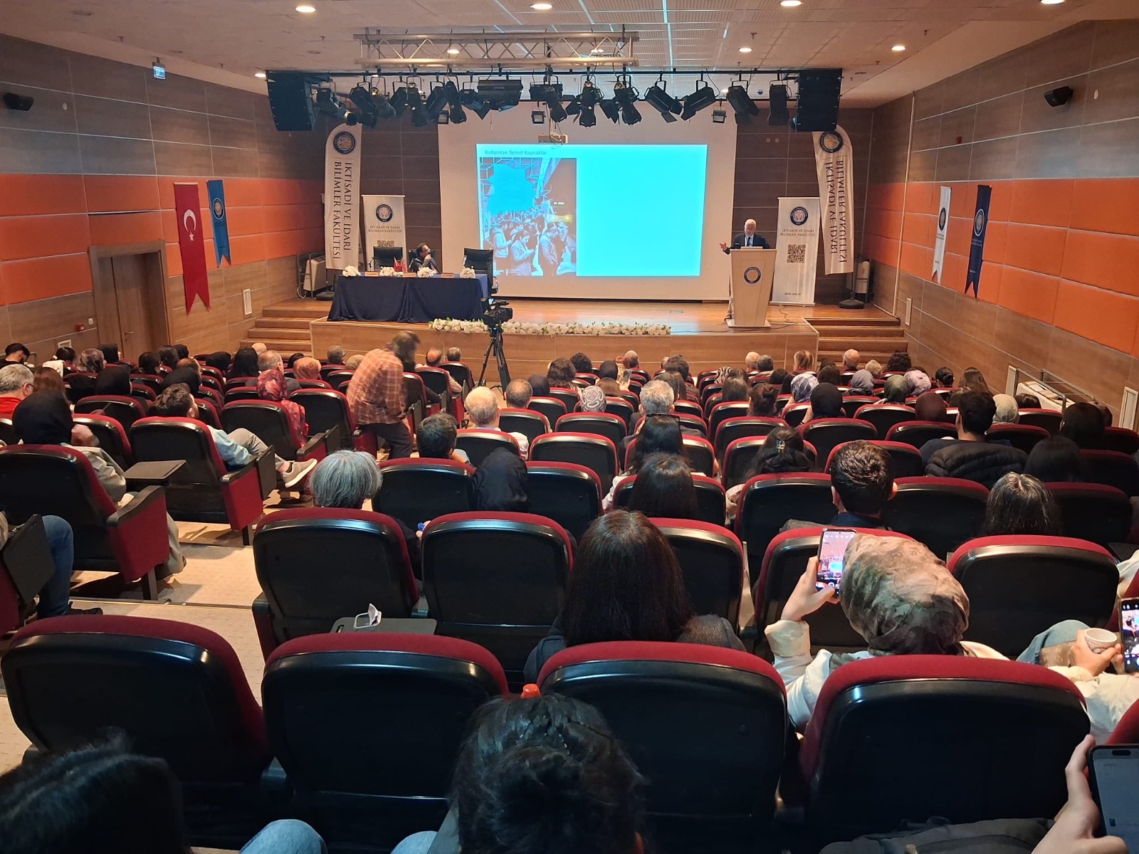 dicle-univeristesi-genclik-sempozyumu-3.jpg