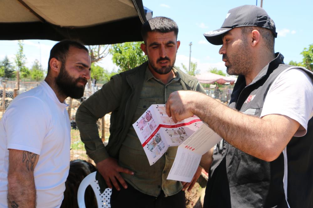 kurban-bayrami-oncesi-saticilar-sahte-para-konusunda-bilgilendirildi.jpg