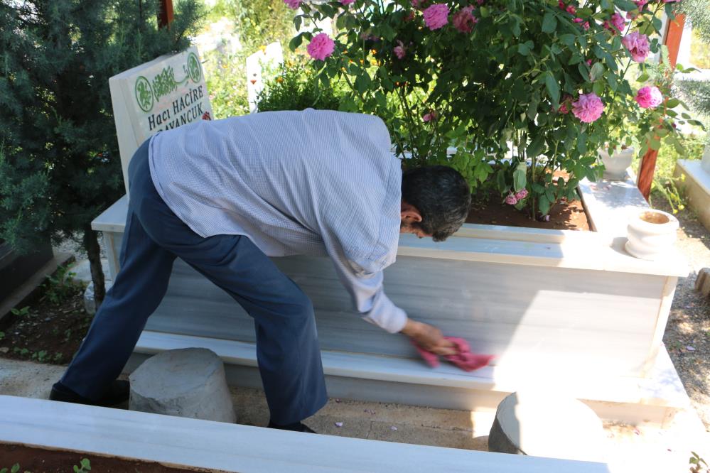 arefe-gununde-mezarliklarda-yogunluk-yasandi-2.jpg