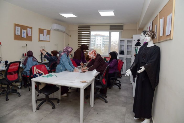 diyarbakirda-kadinlar-kendi-tasarimlarini-uretiyor-2.jpeg
