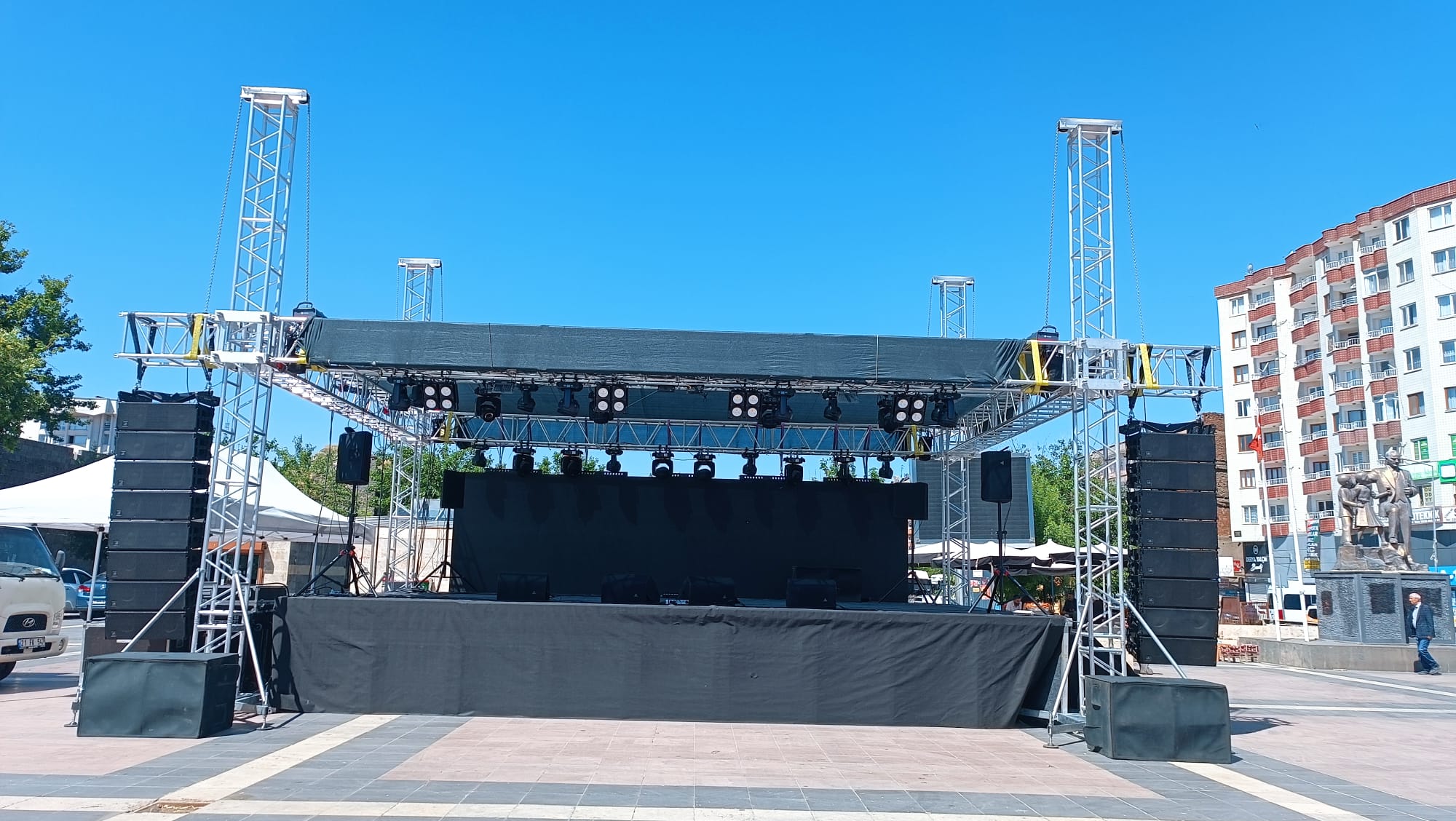 dag-kapi-meydani-konser-icin-hazir-3-001.jpeg