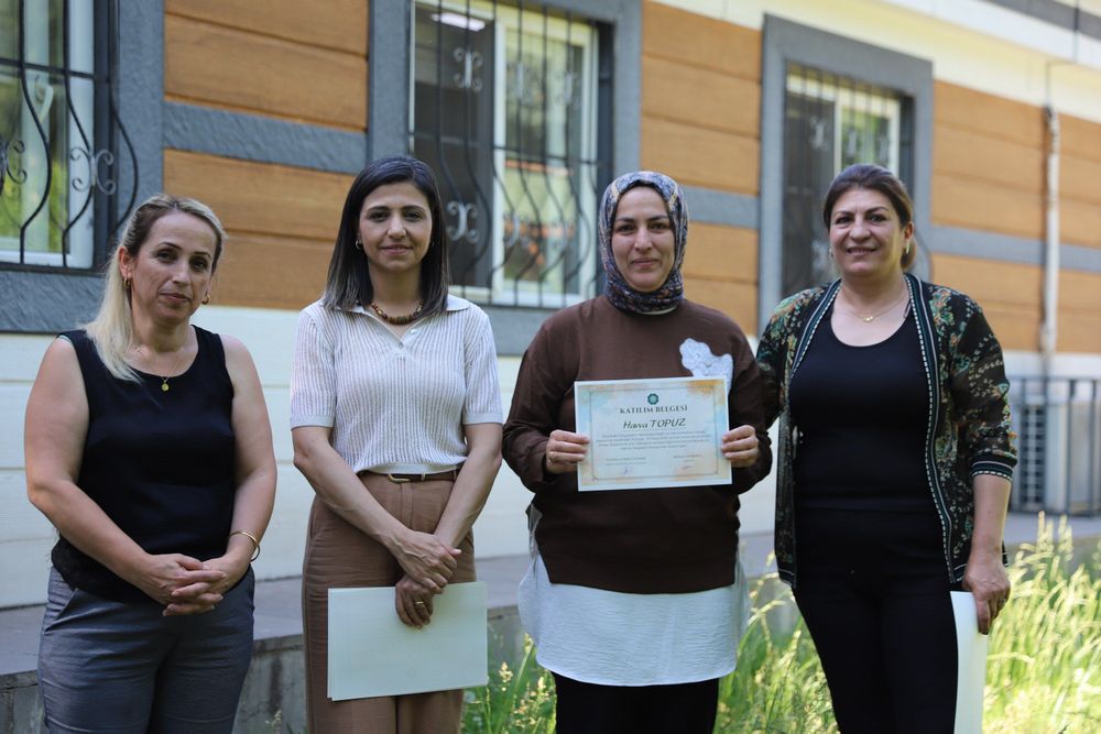 ahsap-boyama-rolyef-ve-geri-donusum-atolyesinde-mezuniyet-heyecani-3.jpeg