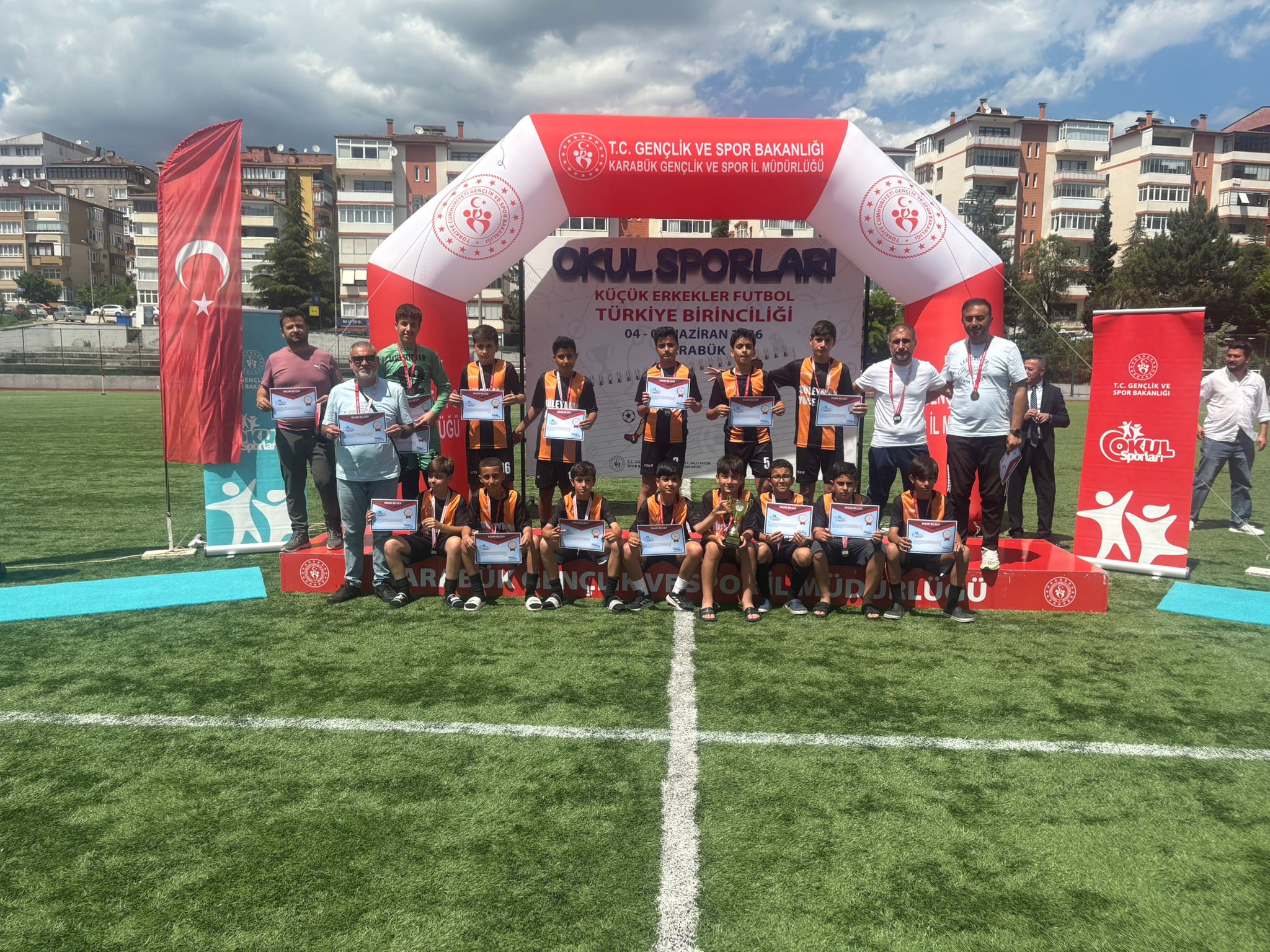 diyarbakir-aksemsettin-ortaokulundan-tarihi-basari-3.jpg