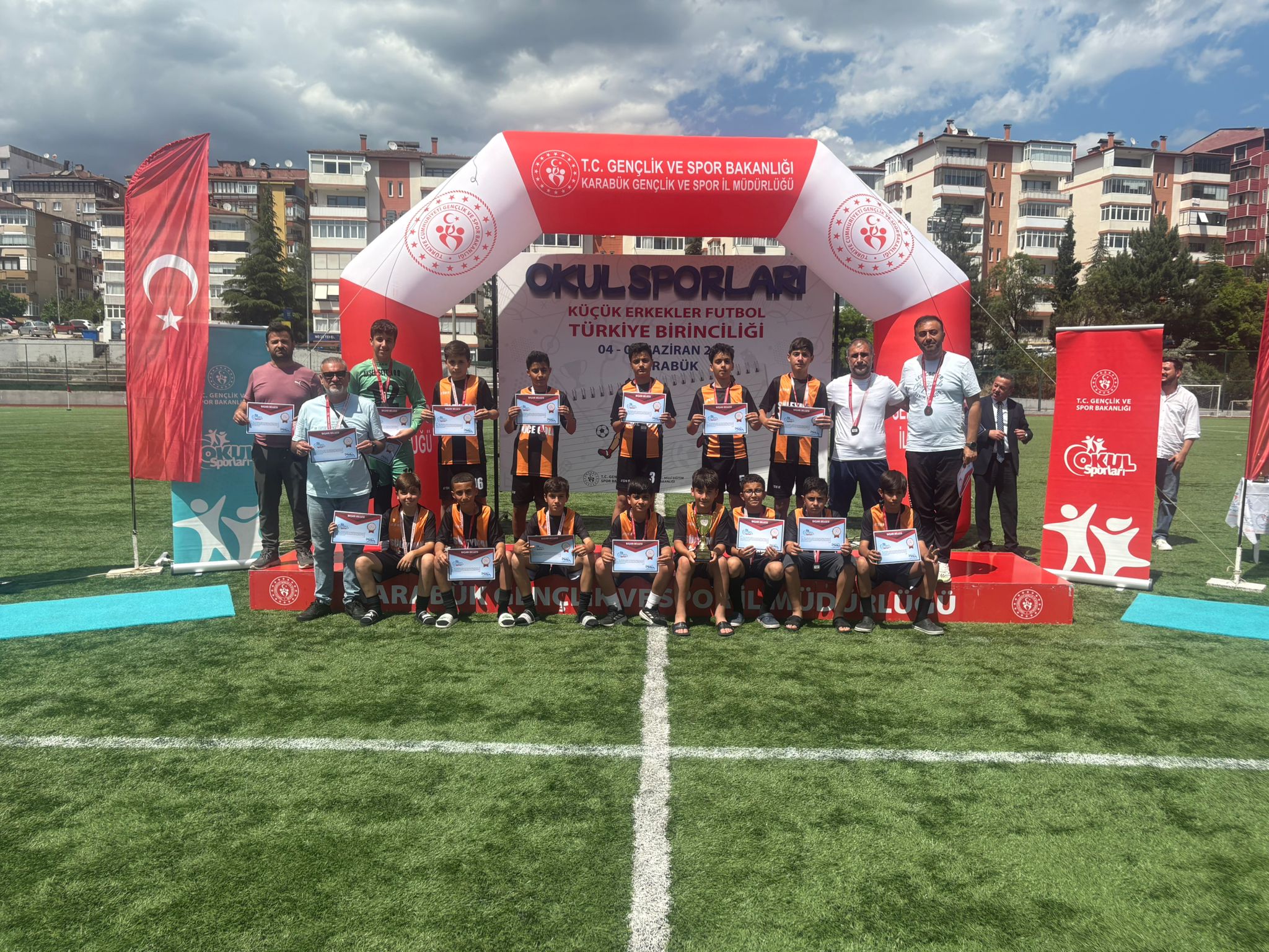 diyarbakir-aksemsettin-ortaokulundan-tarihi-basari.jpg