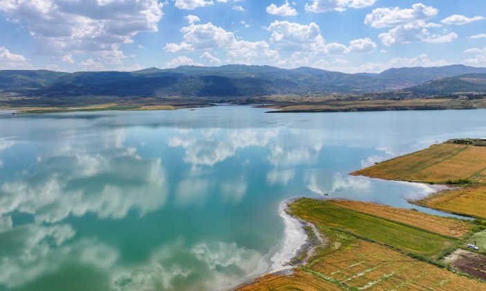 diyarbakirda-ciftciler-7-ay-once-ektikleri-arazilerde-sandalla-geziyor-1.jpg