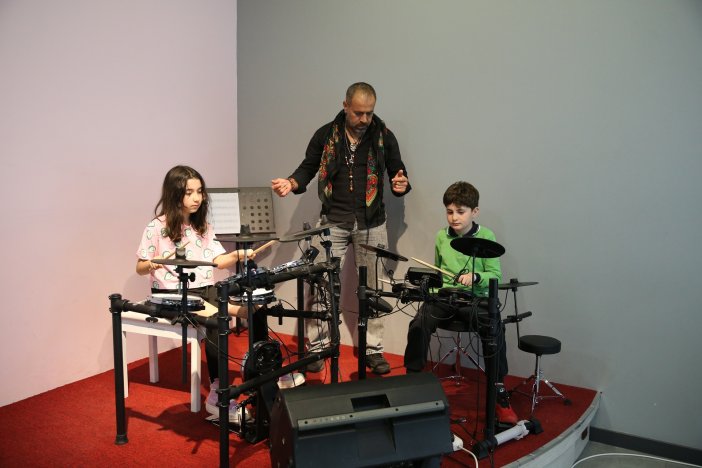 diyarbakirda-donen-muzisyen-hem-cobanlik-hem-bateri-egitmenligi-yapiyor-5.jpg