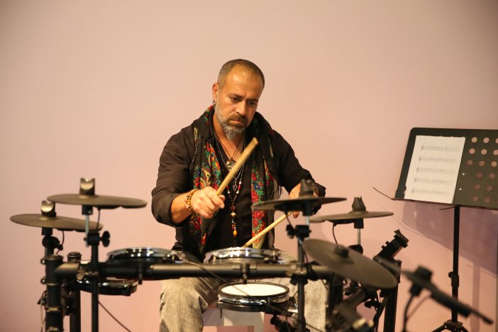 diyarbakirda-donen-muzisyen-hem-cobanlik-hem-bateri-egitmenligi-yapiyor-6.jpg