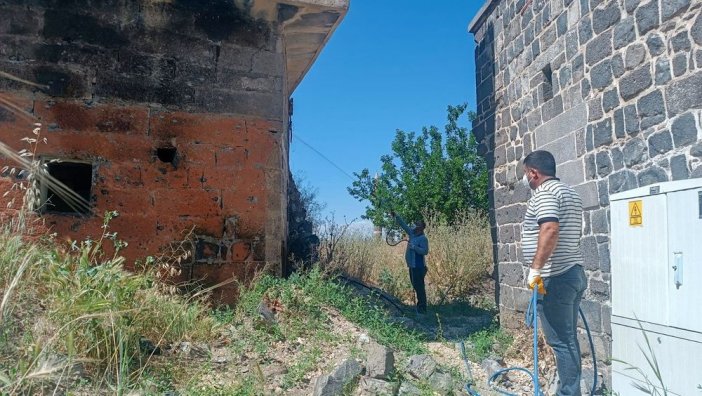 diyarbakirda-akreplere-karsi-ilaclama-calismasi-baslatildi-2.jpg