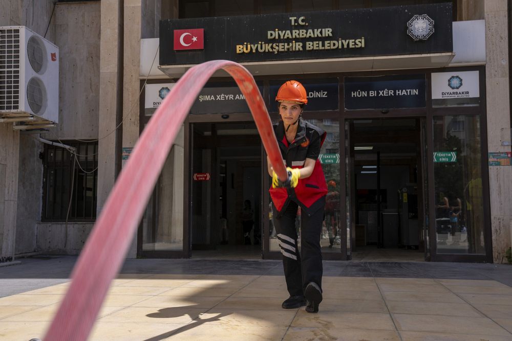 diyarbakir-buyuksehir-belediyesi-binasinda-deprem-ve-yangin-tatbikati-2.jpg
