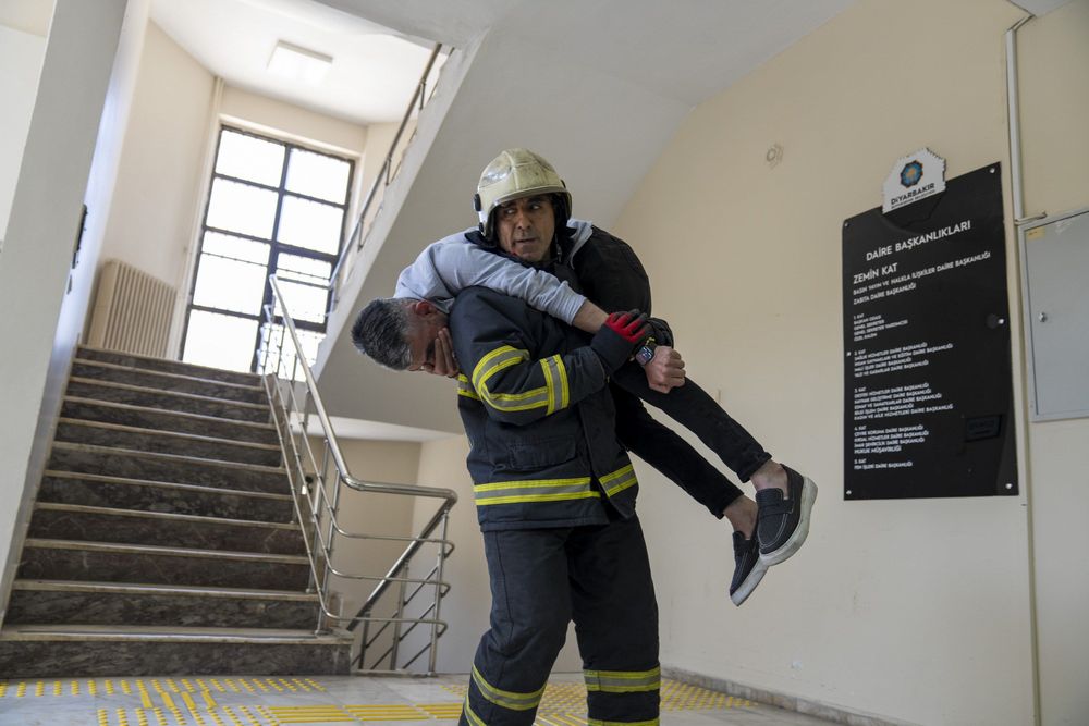 diyarbakir-buyuksehir-belediyesi-binasinda-deprem-ve-yangin-tatbikati.jpg