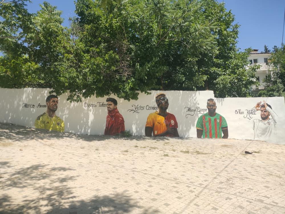 osimhen-asensio-ve-diagne-ayni-sokakta-bulustu-3.jpg