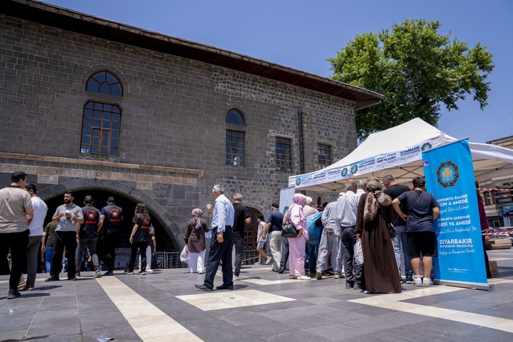 buyuksehir-belediyesinden-ulu-cami-onunde-reyhan-serbeti-ikrami-3.jpeg
