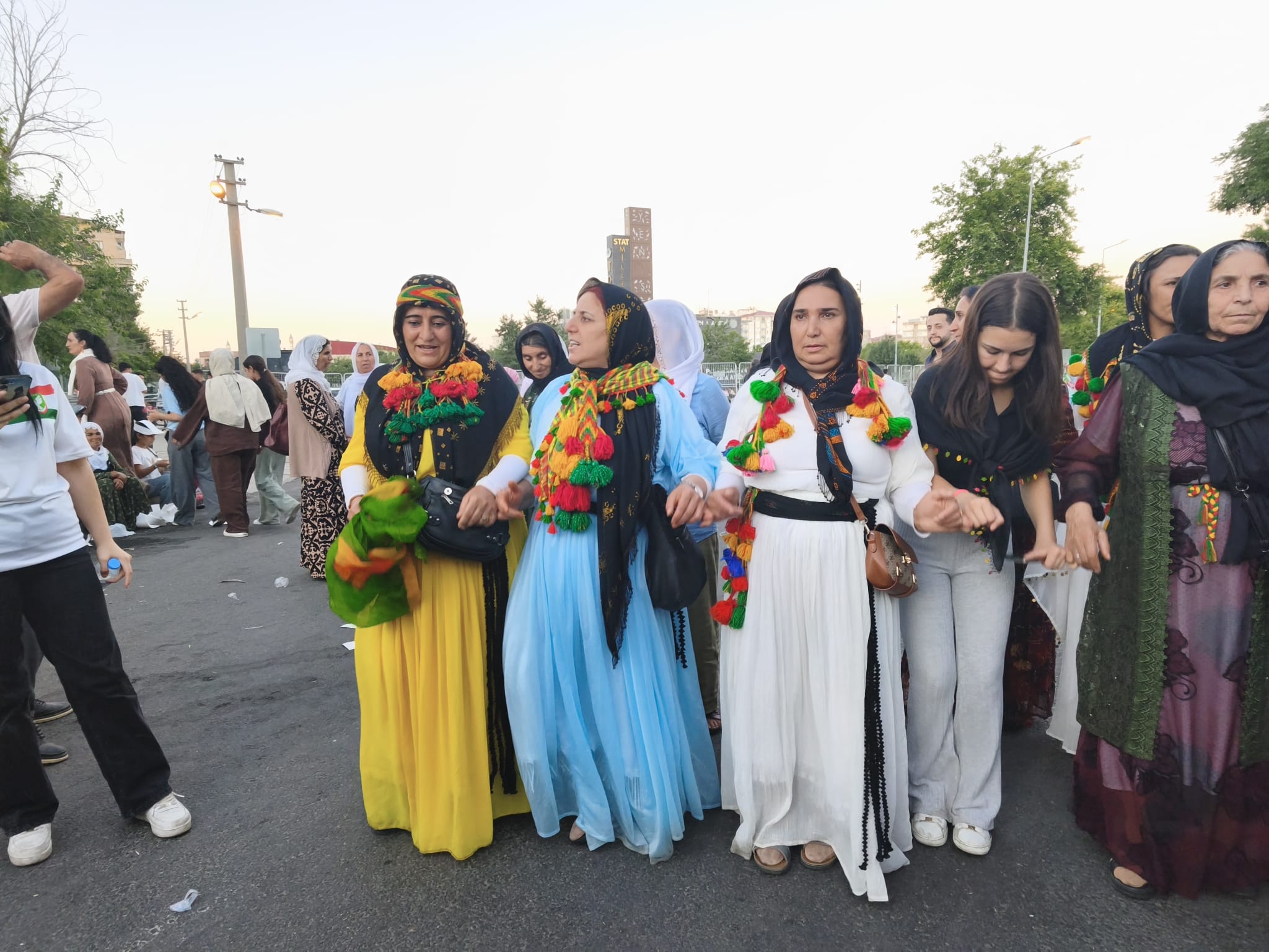diyarbakirdaki-ozgurluk-mitingi-renkli-anlara-sahne-oldu-1.jpeg