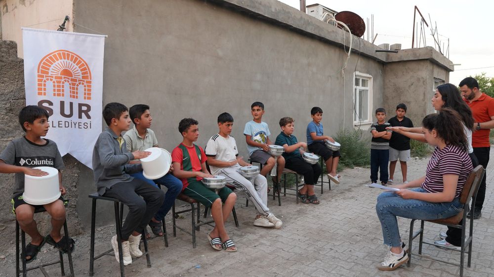gezici-muzik-atolyesi-sur-ve-silvanda-cocuklarla-bulustu-1.jpg