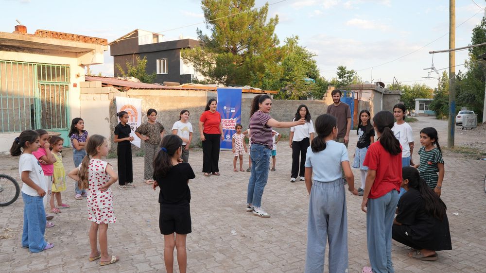 gezici-muzik-atolyesi-sur-ve-silvanda-cocuklarla-bulustu-2.jpg