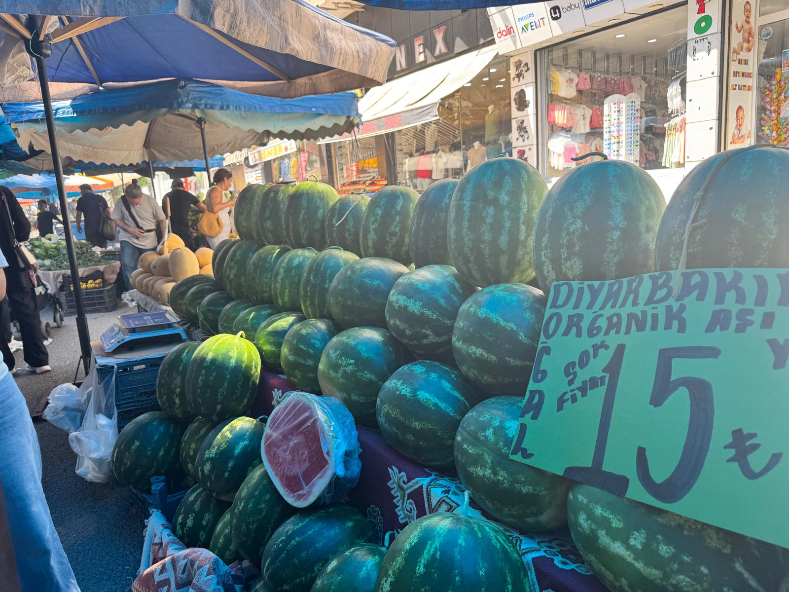 diyarbakir-karpuzu-pazar-tezgahlarinda-yerini-aldi2.jpeg