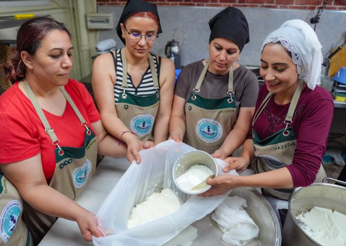 diyarbakirda-kursiyerler-geleneksel-yontemlerle-peynir-yapimini-ogreniyor-2.jpg