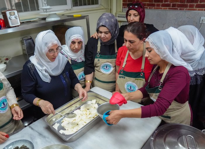 diyarbakirda-kursiyerler-geleneksel-yontemlerle-peynir-yapimini-ogreniyor-3.jpg