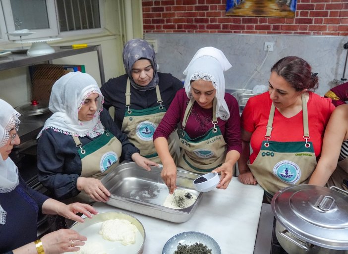 diyarbakirda-kursiyerler-geleneksel-yontemlerle-peynir-yapimini-ogreniyor-4.jpg