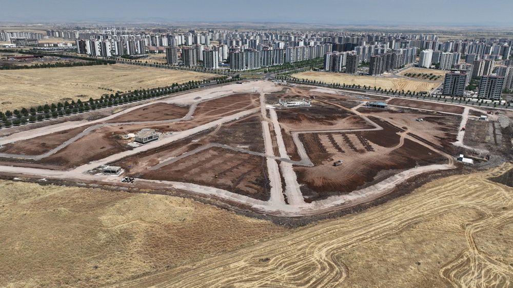 mezopotamya-kent-parkinda-calismalar-es-zamanli-suruyor-2.jpg