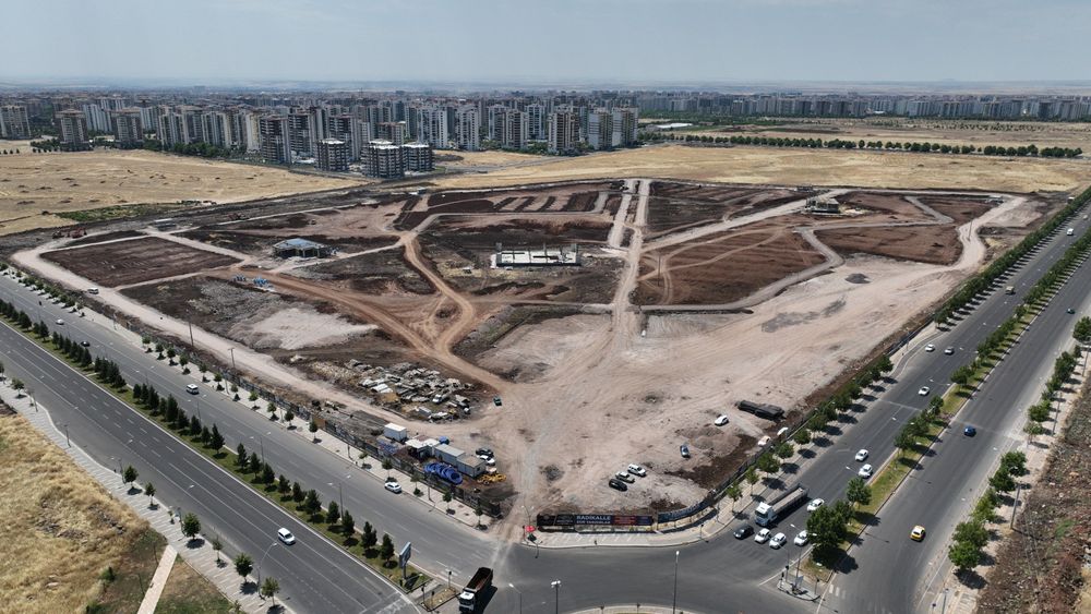 mezopotamya-kent-parkinda-calismalar-es-zamanli-suruyor.jpg