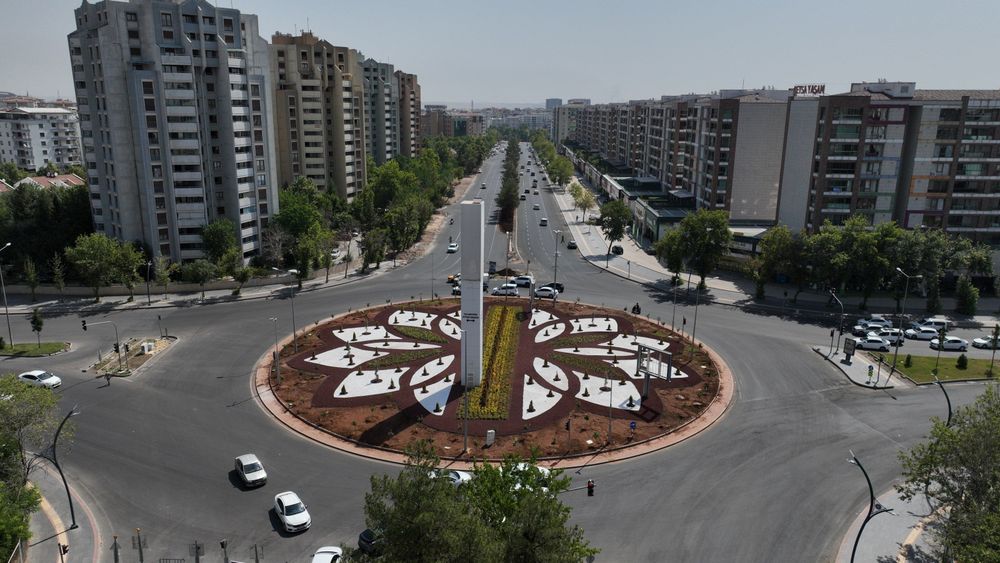 firat-bulvarindaki-kavsak-kurakcil-peyzajla-yenilendi-2.jpg