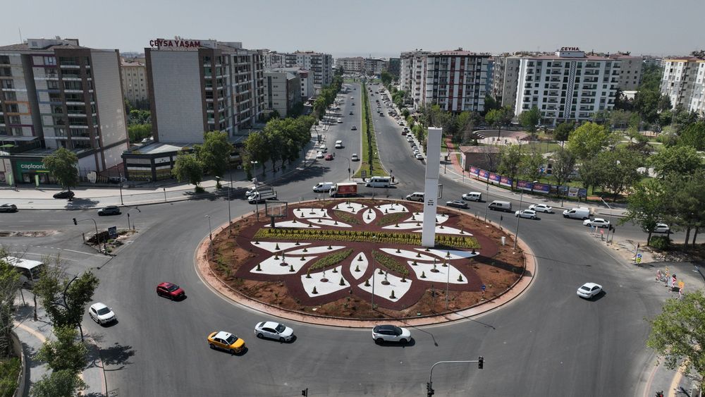 firat-bulvarindaki-kavsak-kurakcil-peyzajla-yenilendi-3.jpg