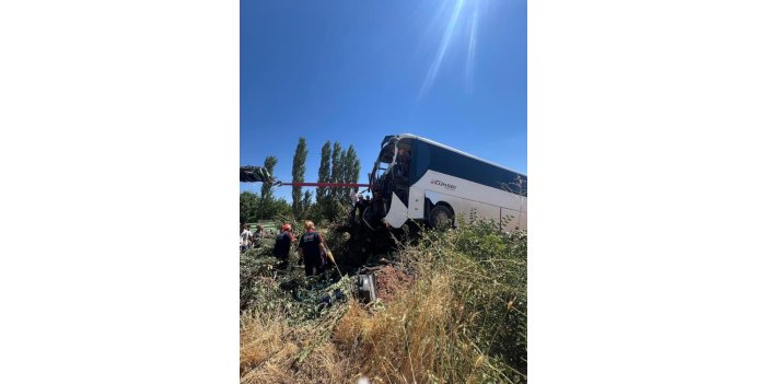 diyarbakirda-yolcu-otobusu-agaca-cikti-2.jpg