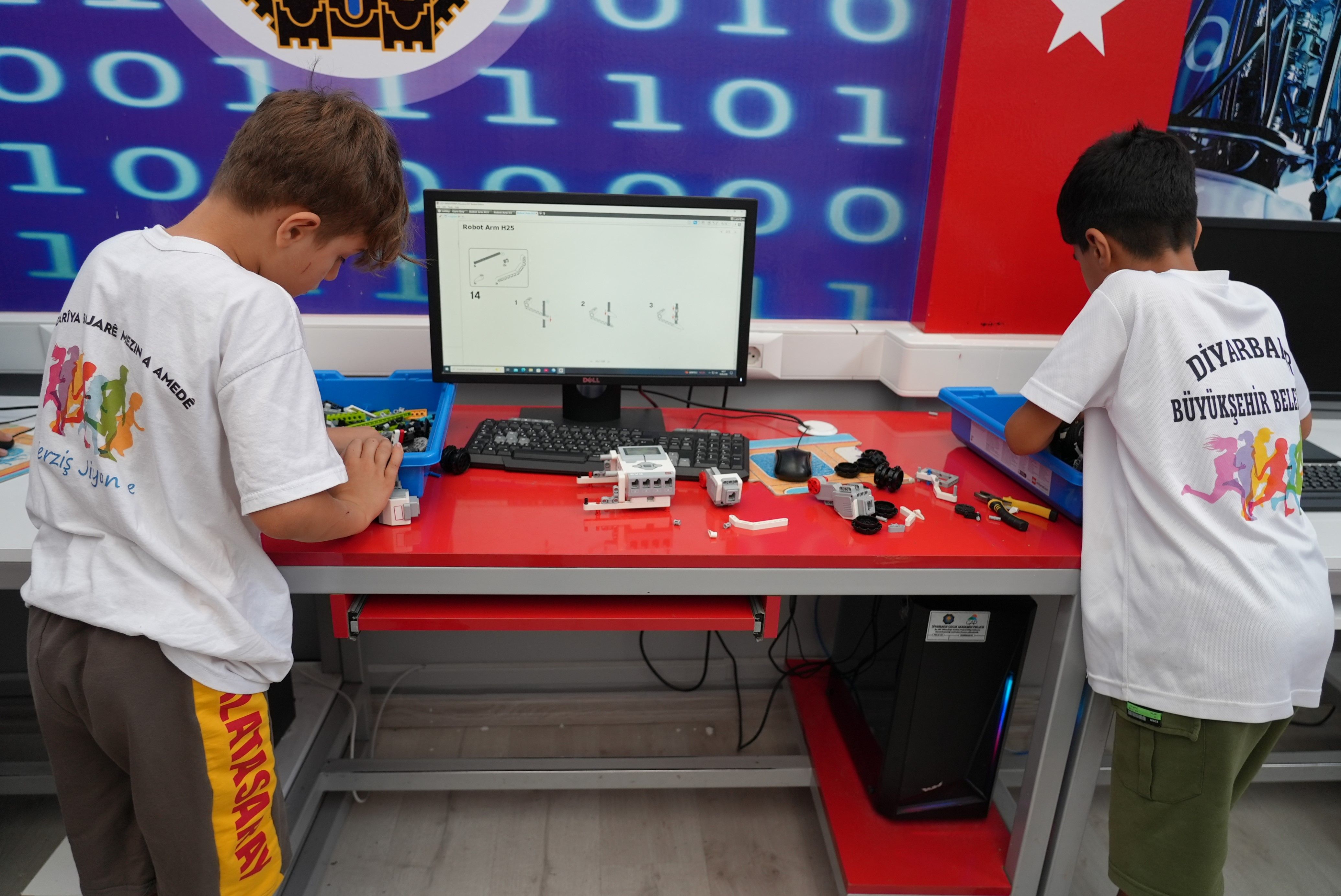 ocuklar-robotik-kodlamayla-gelecege-hazirlaniyor-2.jpg
