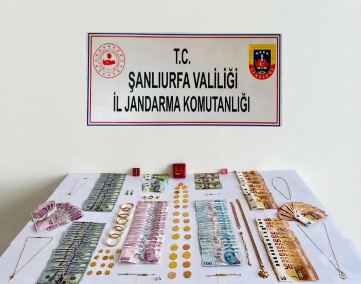 kendilerini-polis-olarak-tanitan-dolandiricilar-jandarmaya-yakalandi-2.jpg