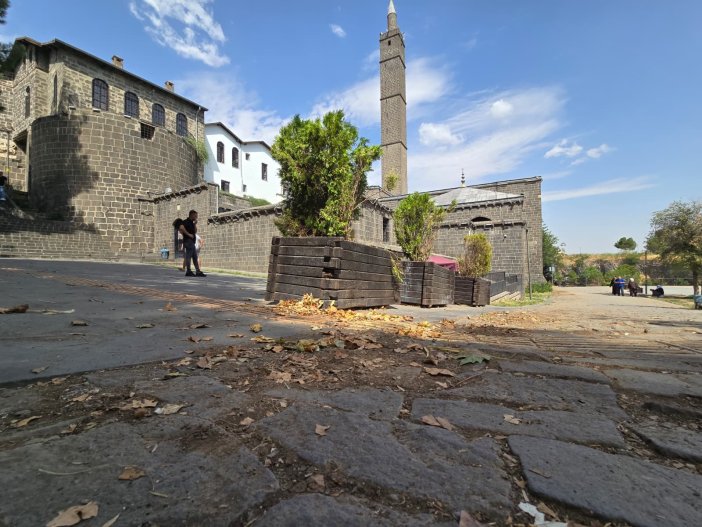 turistlerin-ilk-ugrak-noktasi-hz-suleyman-camiinde-cevre-kirliligi-tepki-cekiyor-1.jpeg