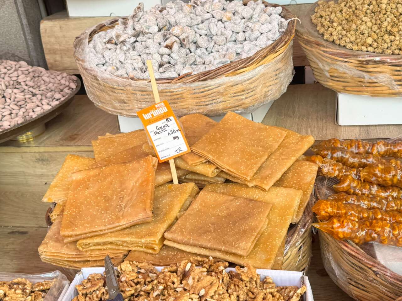 cevizli-sucuk-ve-pestil-tezgahlarda-yerini-aldi-2
