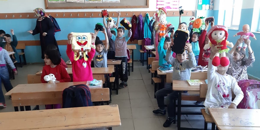 İki okul arasındaki kardeşlik projesi kapsamında öğrenciler hediyelerine kavuştu.