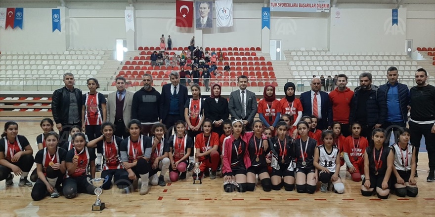 batmanda-koy-okulu-voleybol-turnuvasi-sampiyonu-(1).jpg