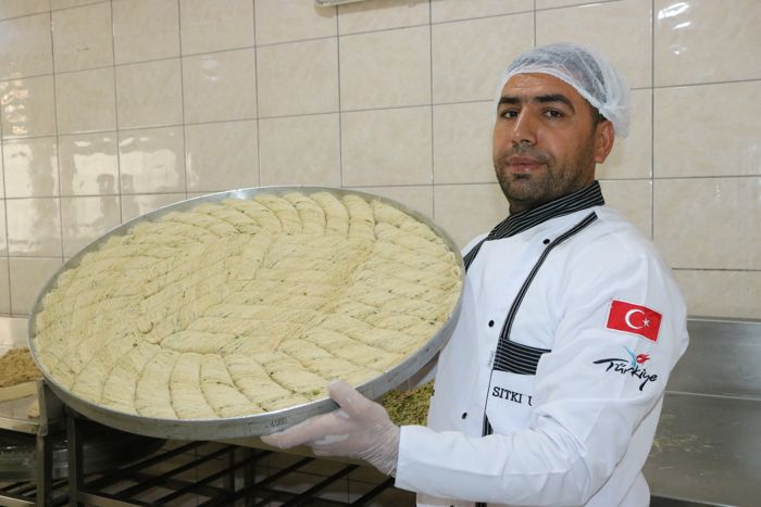 bayram-oncesi-tatlicilarin-yogun-mesaisi.jpg
