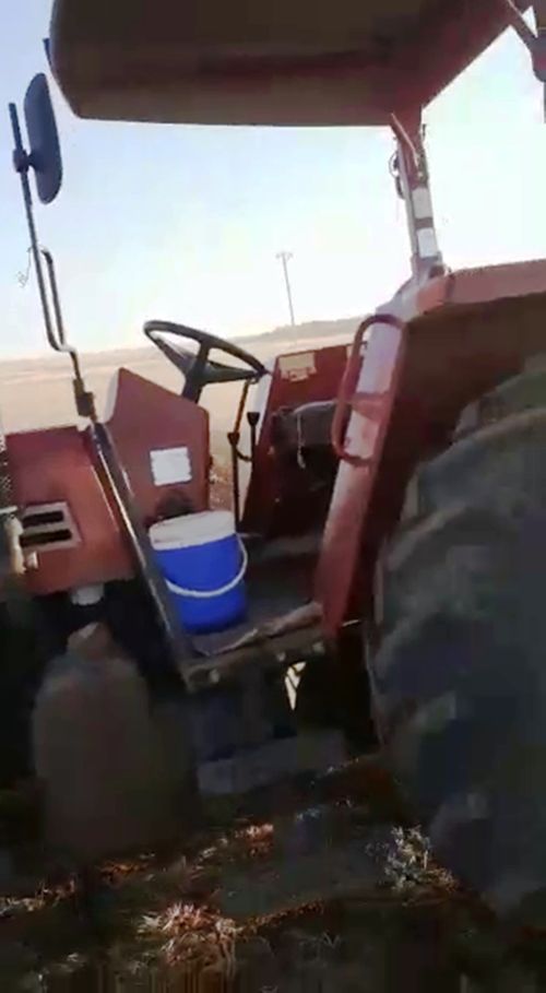 cinarda-bir-ciftci-soforsuz-traktor-ile-tarlasini-surdu-001.jpg