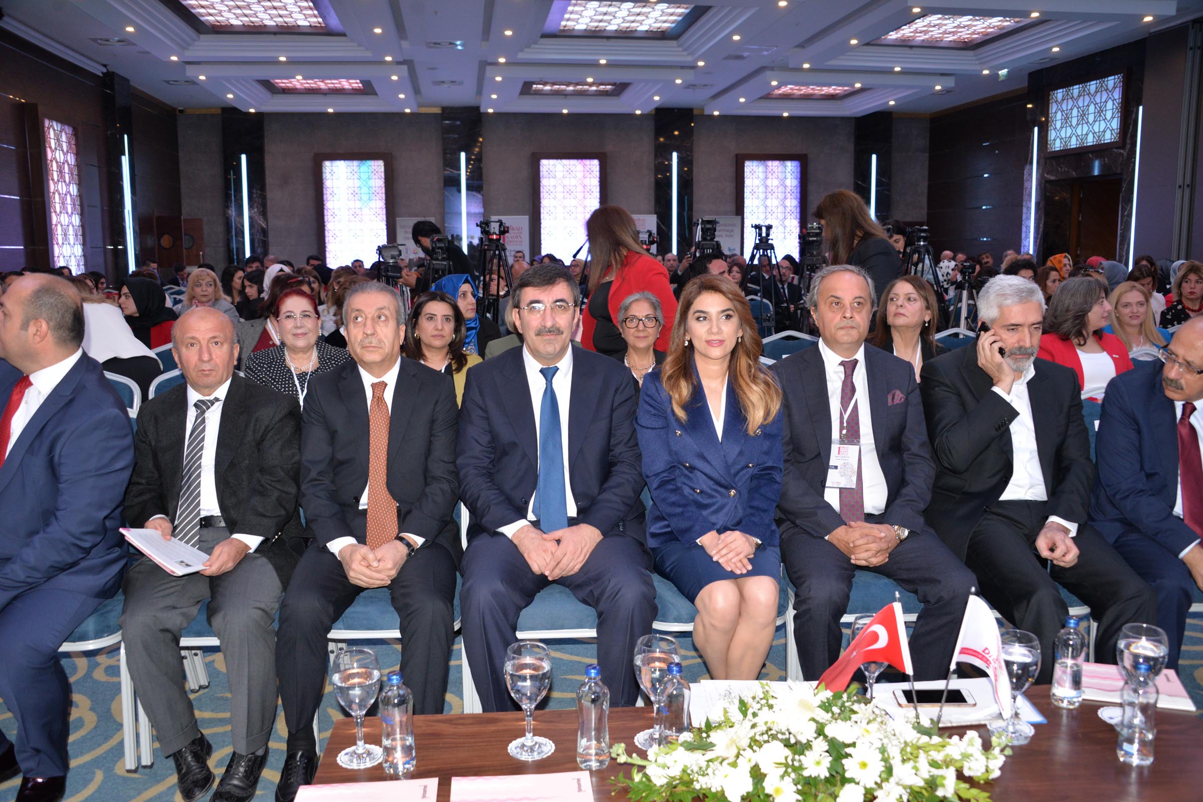 dikadin-ekonomi-ve-kadin-zirvesi-is-dunyasini-diyarbakirda-bulusturdu_1397_dhaphoto1-001.jpg