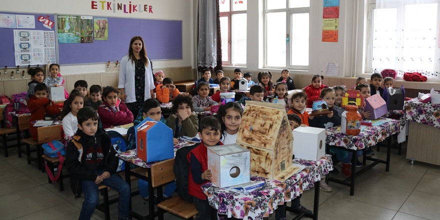 diyarbakirda-ogrenciler-kuslar-icin-atiklardan-yuva-yapti-(4).jpg