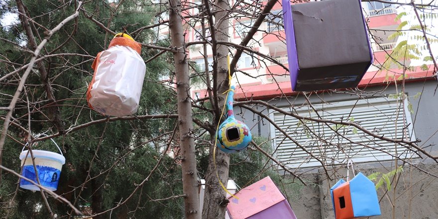 diyarbakirda-ogrenciler-kuslar-icin-atiklardan-yuva-yapti-(7).jpg