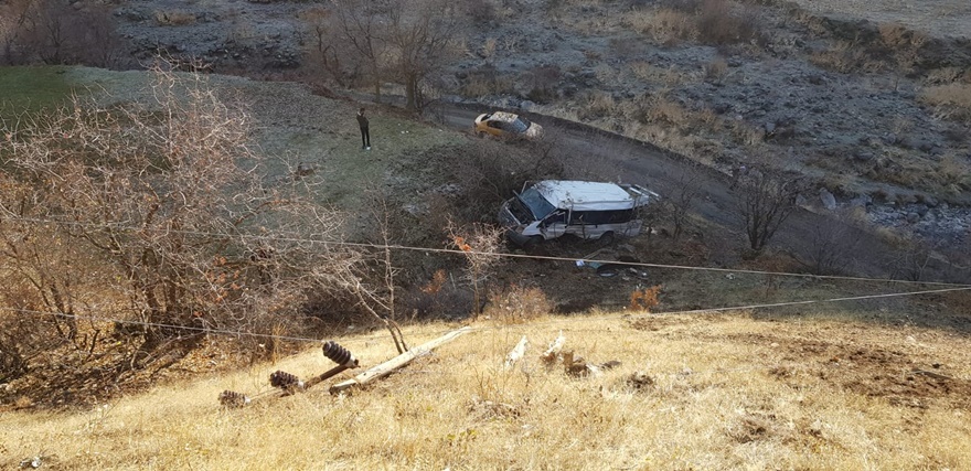 hakkari’de-ogrenci-servisi-kaza-yapti-(3).jpg